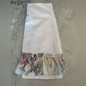 Vintage Set of 2 Bath Towel White Floral Ruffle Shabby Chic EUC